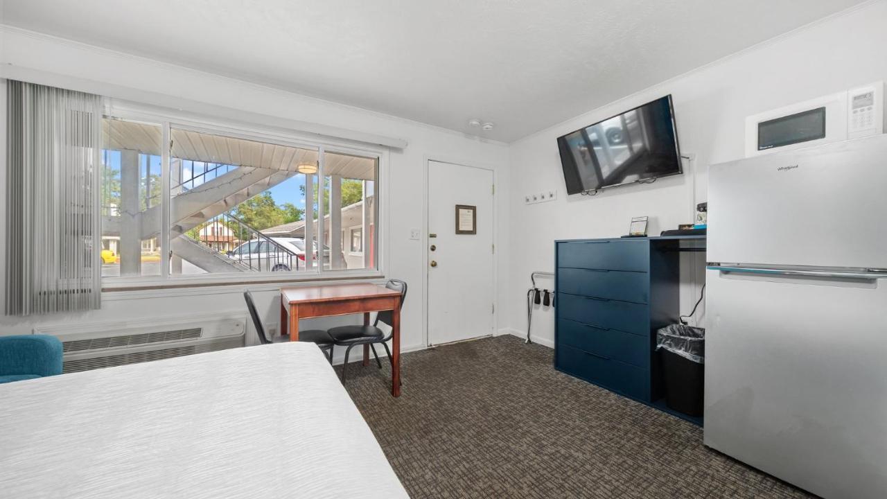 Grand Traverse Motel ทราเวิร์สซิตี้ ภายนอก รูปภาพ